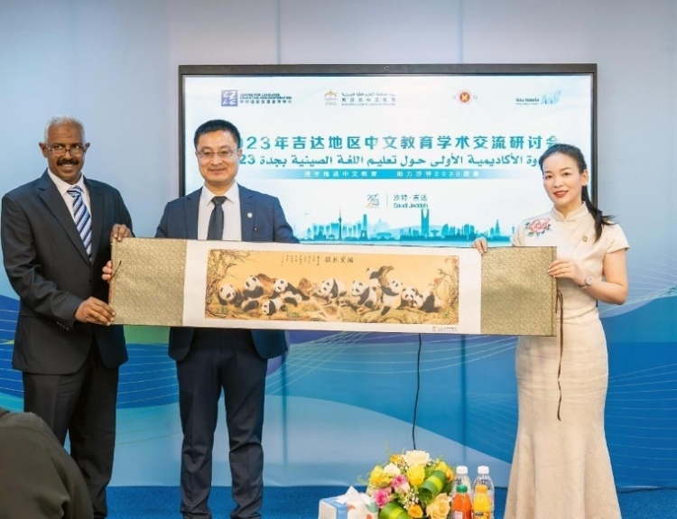 主辦方向與會(huì)代表贈(zèng)送書(shū)畫(huà)作品。主辦方供圖