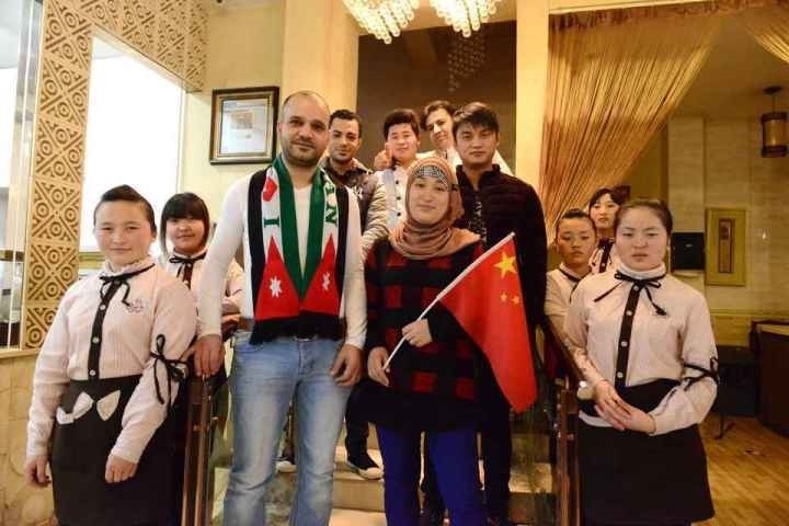 穆罕奈德夫婦與餐廳員工合影。共享聯(lián)盟·義烏 呂斌 攝