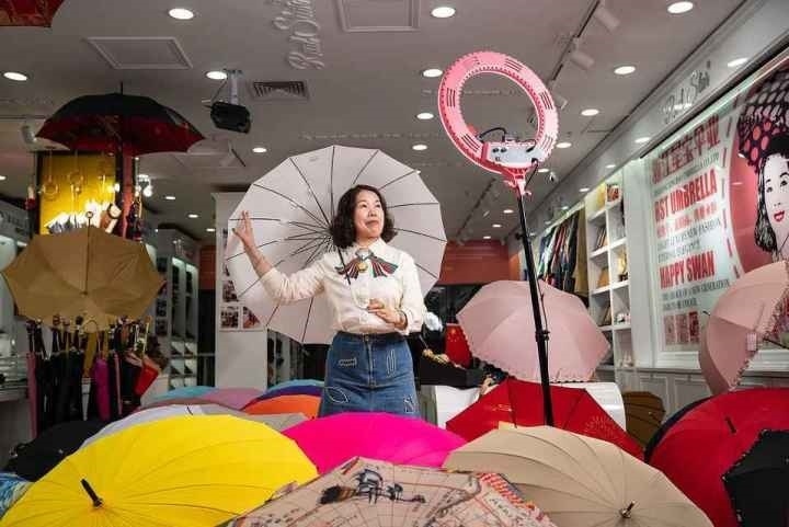 在義烏打拼了27年的商戶張吉英，正通過直播銷售雨傘。義烏市委宣傳部供圖