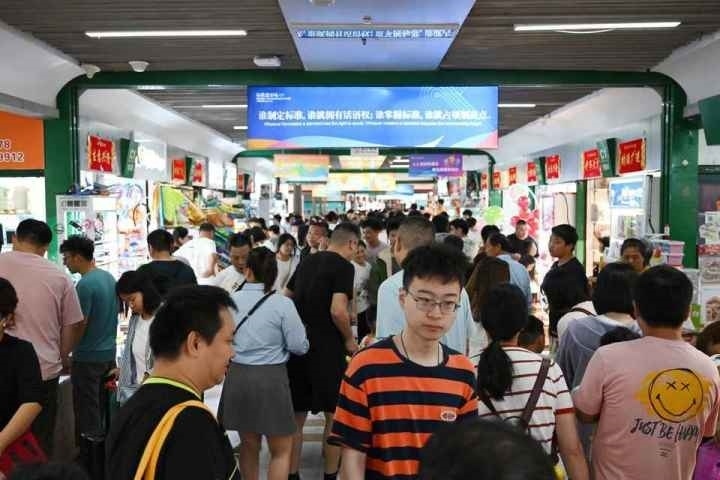 國慶長假期間，“世界超市”摩肩接踵。共享聯(lián)盟·義烏 吳峰宇 攝