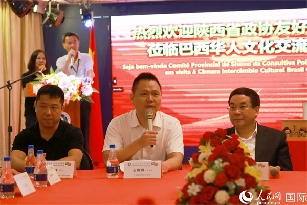 中國(guó)駐里約熱內(nèi)盧代總領(lǐng)事王尉育（中）在座談會(huì)中致辭。人民網(wǎng)記者 陳海琪攝