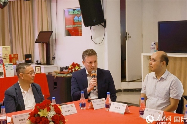 巴西中國(guó)友好協(xié)會(huì)主席恩里克·諾布雷加（中）在座談會(huì)中發(fā)言。人民網(wǎng)記者 陳海琪攝