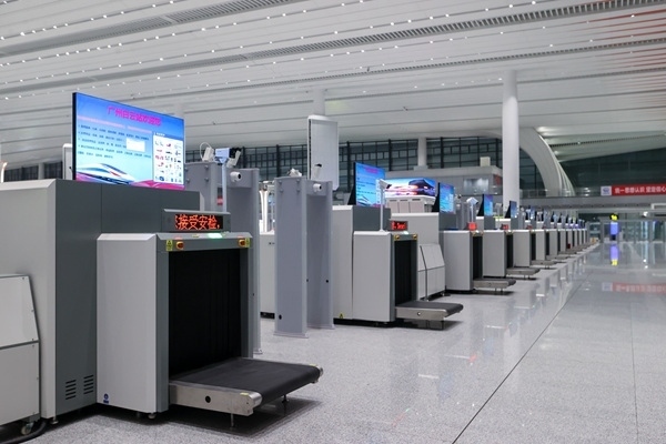 進(jìn)站大廳整齊擺放的安檢儀。