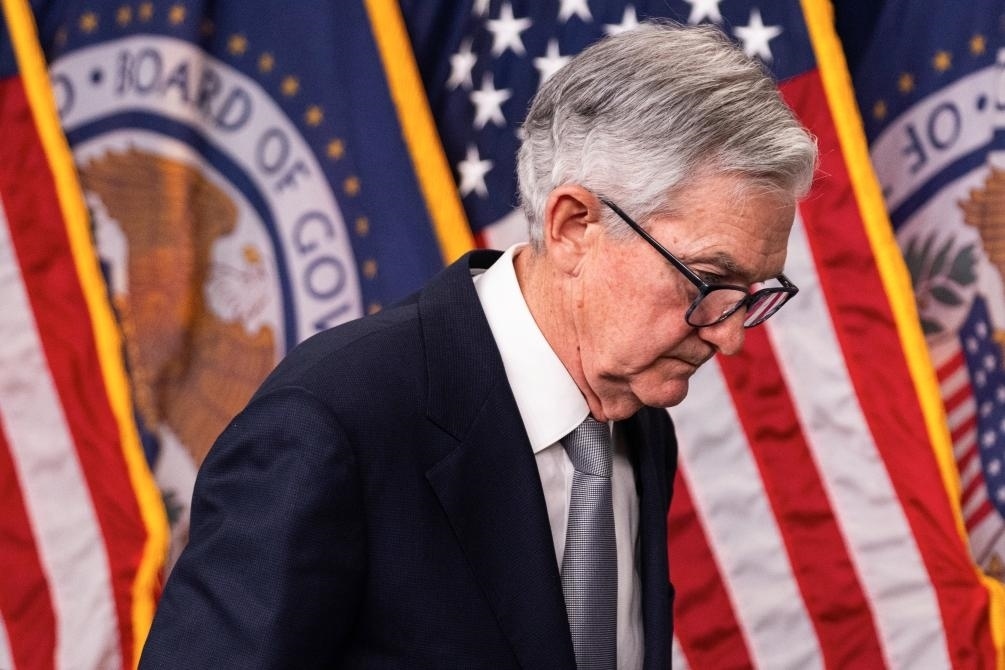 11月1日，美國(guó)聯(lián)邦儲(chǔ)備委員會(huì)主席鮑威爾在華盛頓出席記者會(huì)。新華社發(fā)（亞倫攝）