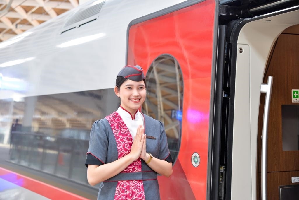 12月12日，乘務(wù)人員在印度尼西亞雅加達(dá)的哈利姆車站站臺(tái)歡迎乘坐雅萬(wàn)高鐵的乘客。新華社記者徐欽攝