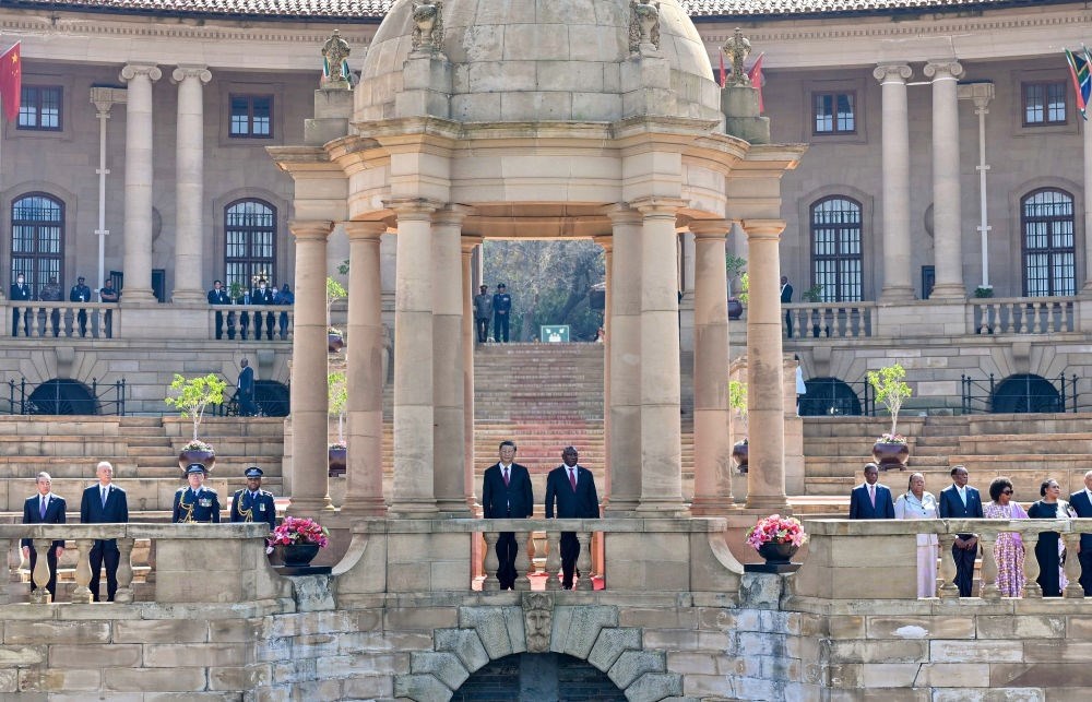 當(dāng)?shù)貢r(shí)間8月22日上午，正在南非進(jìn)行國(guó)事訪問(wèn)的國(guó)家主席習(xí)近平在比勒陀利亞總統(tǒng)府同南非總統(tǒng)拉馬福薩會(huì)談。會(huì)談前，拉馬福薩在總統(tǒng)府廣場(chǎng)為習(xí)近平舉行歡迎儀式。新華社記者 殷博古 攝