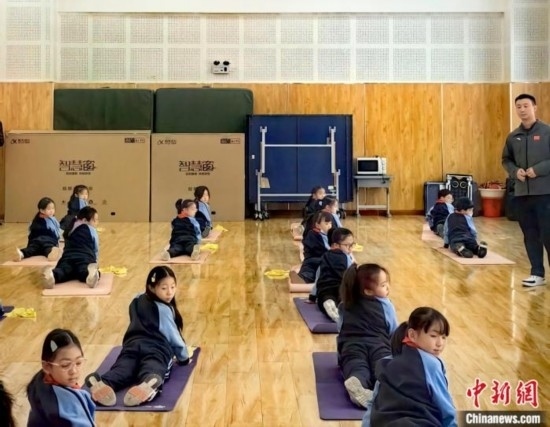 逸陽文思學(xué)校學(xué)生正在進(jìn)行運(yùn)動恢復(fù)矯正訓(xùn)練。<a target='_blank' href='/' ><p align=