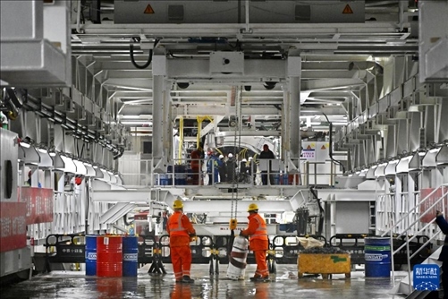 12月30日，建設(shè)者在青島膠州灣第二隧道工程南線主線隧道盾構(gòu)掘進(jìn)現(xiàn)場(chǎng)作業(yè)。新華社記者 李紫恒 攝