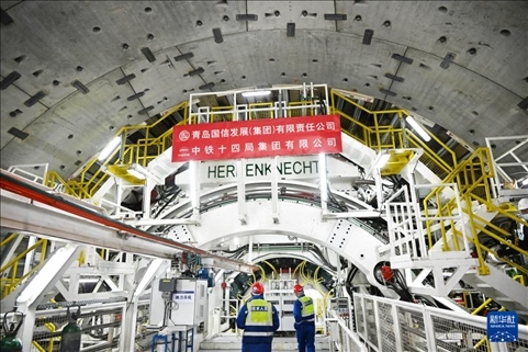 12月30日，中鐵十四局技術(shù)人員在盾構(gòu)掘進(jìn)開始前檢查“海天號(hào)”盾構(gòu)機(jī)。新華社記者 李紫恒 攝