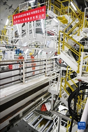 12月30日，建設(shè)者在青島膠州灣第二隧道工程南線主線隧道盾構(gòu)掘進(jìn)現(xiàn)場(chǎng)作業(yè)。新華社記者 李紫恒 攝