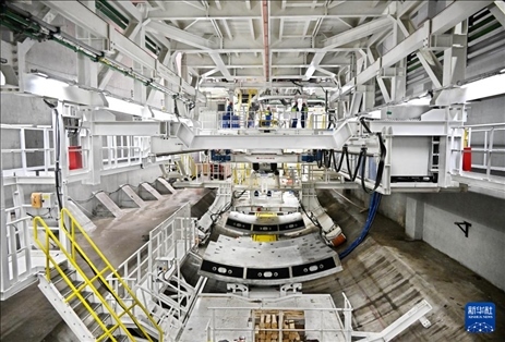 12月30日，建設(shè)者在青島膠州灣第二隧道工程南線主線隧道盾構(gòu)掘進(jìn)現(xiàn)場(chǎng)作業(yè)。新華社記者 李紫恒 攝