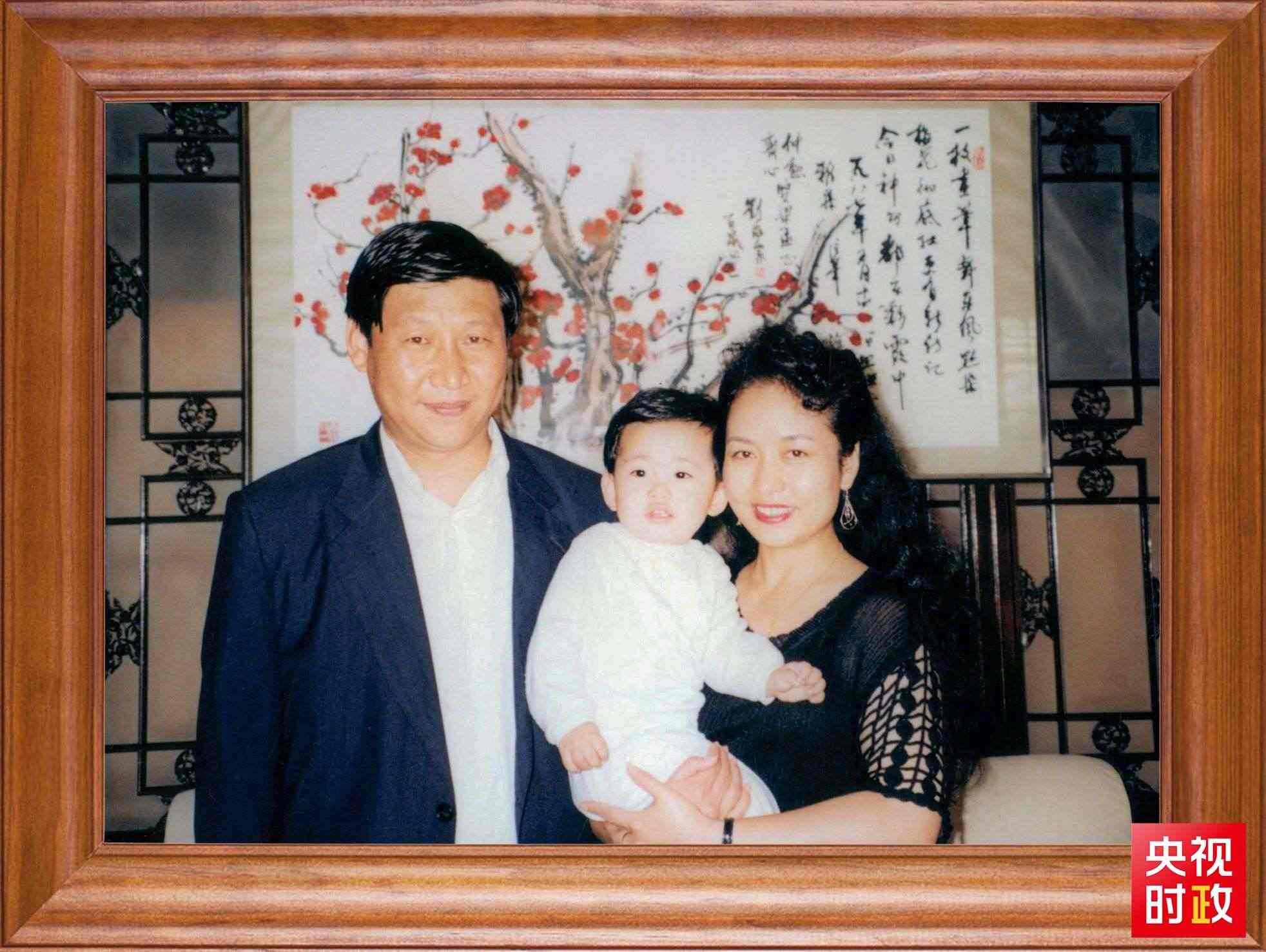 △這是習(xí)近平一家三口的合影。這張照片第一次出現(xiàn)在他的書架上。