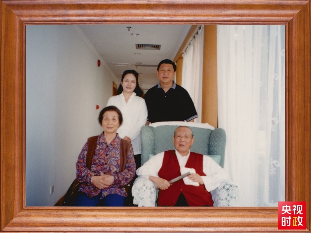 △這是習(xí)近平夫婦同父親習(xí)仲勛、母親齊心的合影。這張照片第一次出現(xiàn)在他的書架上。
