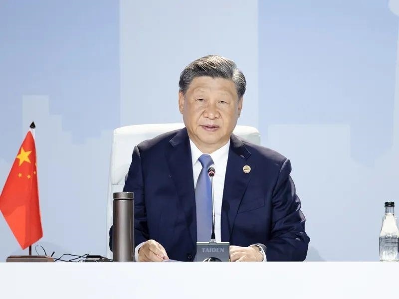 當(dāng)?shù)貢r(shí)間8月24日，習(xí)近平主席在南非約翰內(nèi)斯堡出席金磚國(guó)家領(lǐng)導(dǎo)人第十五次會(huì)晤特別記者會(huì)。