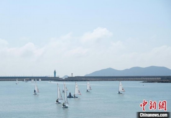 浙江象山，杭州亞運(yùn)會(huì)帆船項(xiàng)目運(yùn)動(dòng)員揚(yáng)帆起航。林波 攝