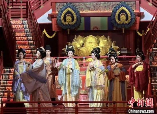 2023年12月31日晚間，在長安十二時辰主題街區(qū)進行的漢服表演。 中新社記者 張一辰 攝