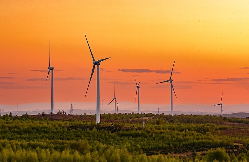 2023年5月23日清晨拍攝的內(nèi)蒙古興安盟烏蘭浩特市呼和馬場風(fēng)力光伏發(fā)電場內(nèi)的風(fēng)機。