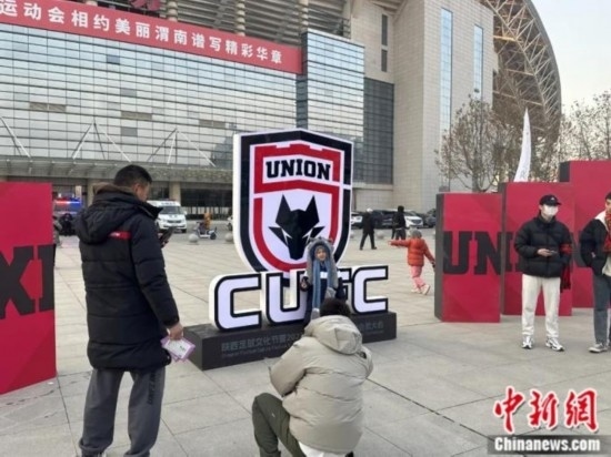 球迷們與隊(duì)徽合影。記者 卞立群 攝