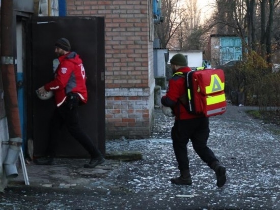  2023年11月25日，烏克蘭紅十字會救援人員在基輔市一棟遭空襲的居民樓實(shí)施清理和救助工作。新華社發(fā)（羅曼·佩圖什科夫攝）