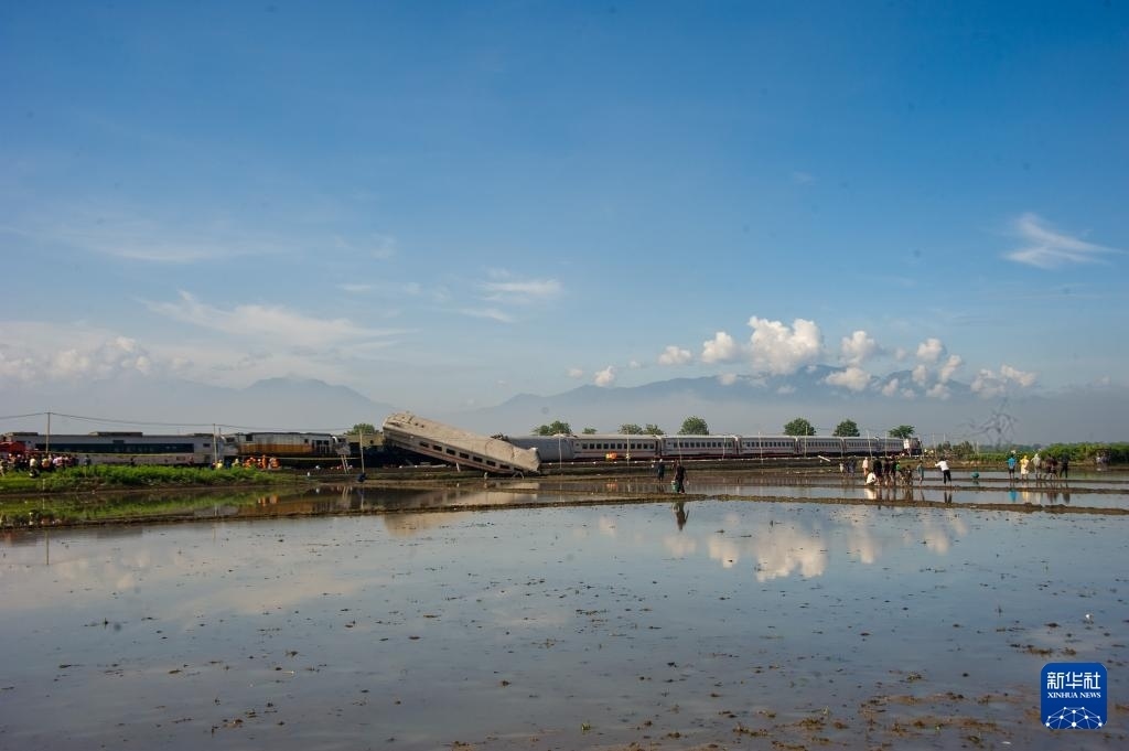 ?這是1月5日在印度尼西亞西爪哇省拍攝的列車相撞事故現(xiàn)場。新華社發(fā)（塞提安賈爾攝）