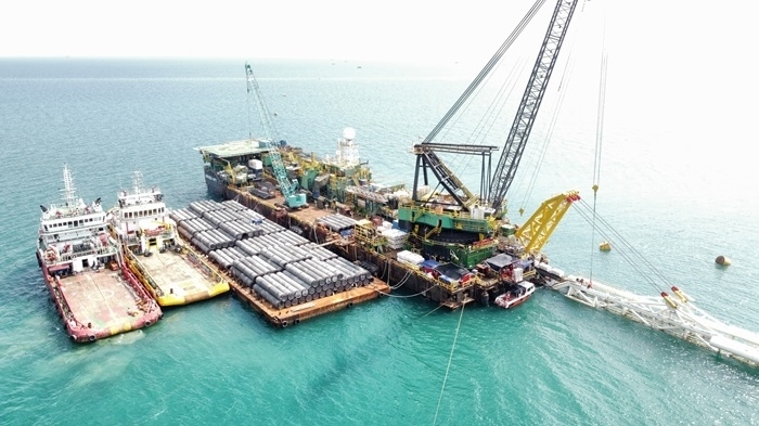 印尼拉維拉維項目52英寸海管拖拉頭準確抵達登陸點。主辦方供圖
