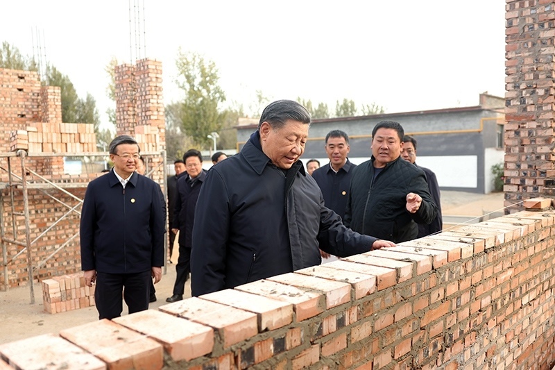 2023年11月10日，習(xí)近平總書記在河北保定涿州市刁窩鎮(zhèn)萬全莊村房屋重建施工現(xiàn)場考察。