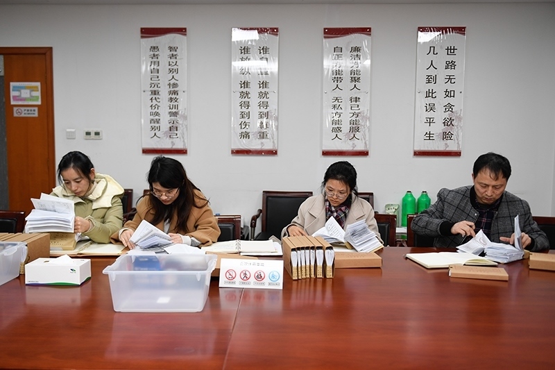 2020年1月8日，浙江寧波市北侖區(qū)紀(jì)委工作人員在檢查北侖區(qū)大數(shù)據(jù)發(fā)展管理中心2019年的公款消費票據(jù)，查找是否存在違規(guī)問題。