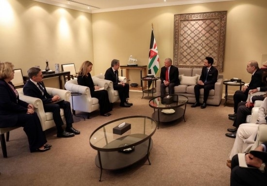 1月7日，約旦國王阿卜杜拉二世（中右）在安曼會見到訪的美國國務(wù)卿布林肯（中左）。新華社發(fā)（約旦王宮供圖）