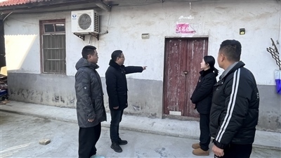  圖②：法官勘察訟爭(zhēng)房產(chǎn)。