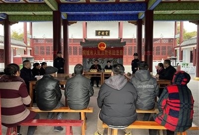  圖③：庭審在謝氏祠堂內(nèi)進(jìn)行。