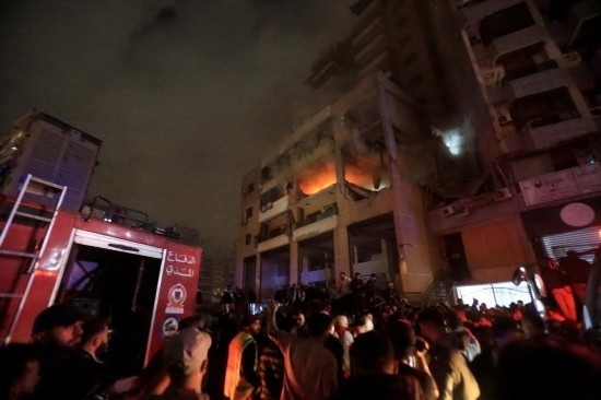 1月2日，人們聚集在黎巴嫩貝魯特南郊的以色列無人機襲擊現(xiàn)場。新華社發(fā)（比拉爾·賈維希攝）