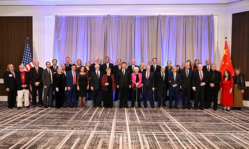 這是美國(guó)友好團(tuán)體聯(lián)合歡迎宴會(huì)開始前，習(xí)近平主席會(huì)見飛虎隊(duì)和史迪威將軍后人、鼓嶺、艾奧瓦州、華盛頓州等方面友好人士代表，同他們親切交談并合影留念。