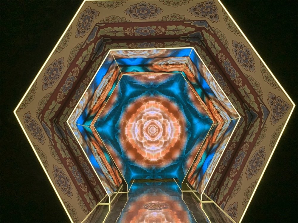 中國國家博物館“華彩萬象——石窟藝術(shù)沉浸體驗”現(xiàn)場。人民網(wǎng)記者 韋衍行攝