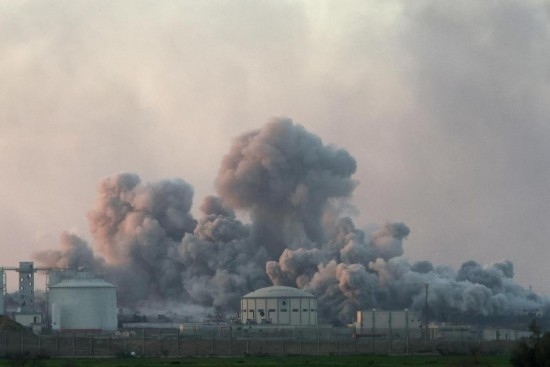  這是1月6日從加沙邊境以色列一側(cè)拍攝的加沙北部遭襲情況。新華社發(fā)（伊蘭·阿薩亞格攝/基尼圖片社）