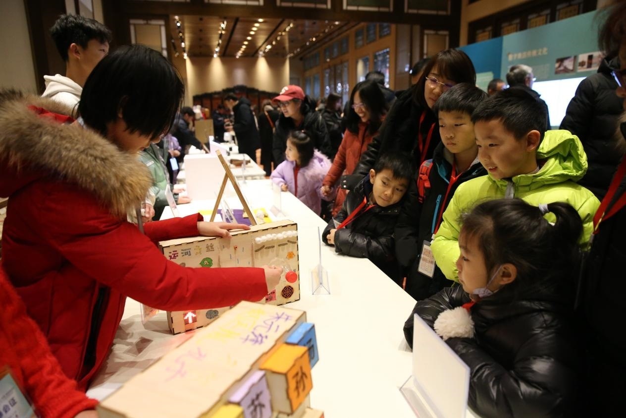 學(xué)生現(xiàn)場演示科創(chuàng)作品。主辦方供圖