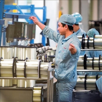 在位于武漢的長(zhǎng)飛光纖光纜股份有限公司光纖生產(chǎn)車(chē)間內(nèi)，工作人員對(duì)光纖進(jìn)行檢測(cè)（資料圖片）。肖藝九攝/本刊