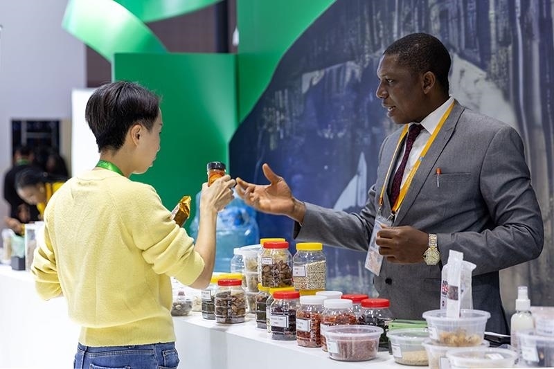 △2023年11月7日，在進(jìn)博會國家館尼日利亞館，展商介紹尼日利亞產(chǎn)品。