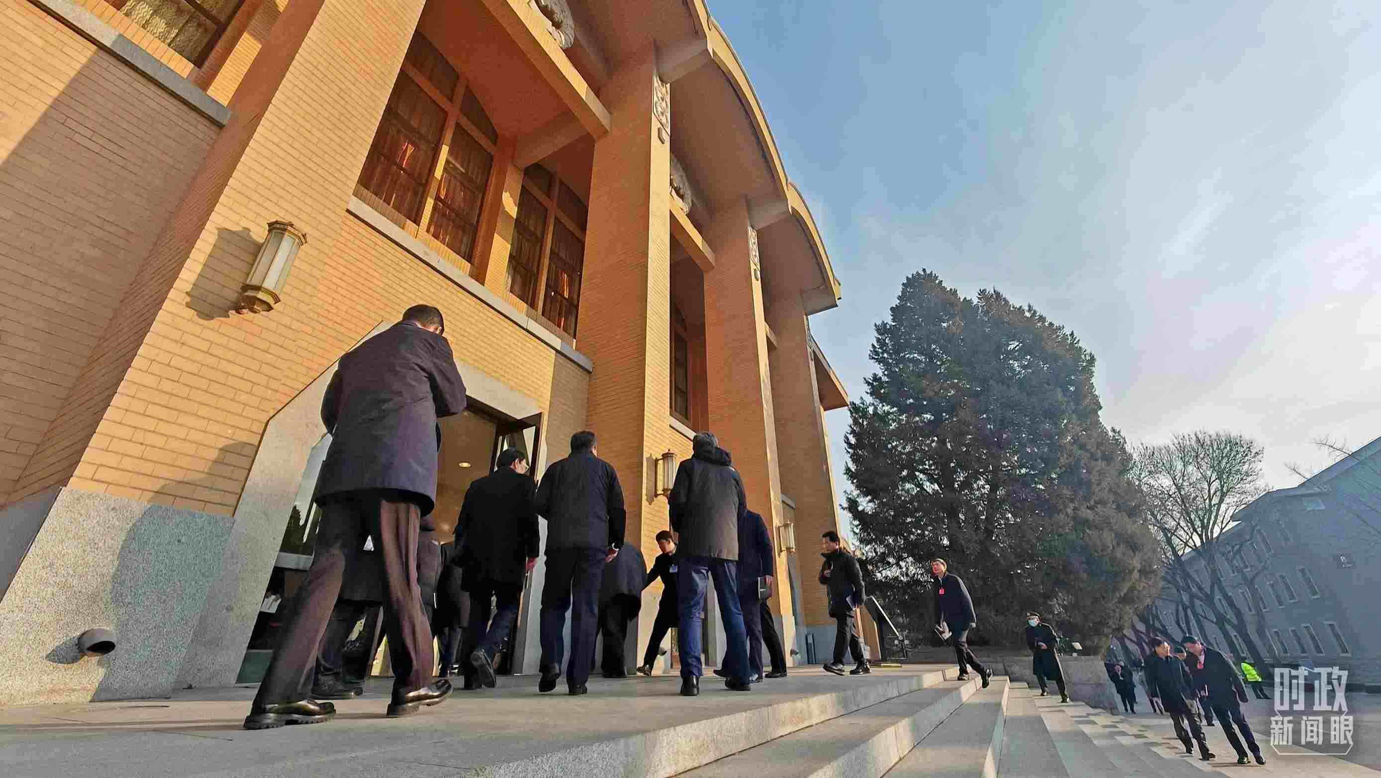 △省部級(jí)主要領(lǐng)導(dǎo)干部推動(dòng)金融高質(zhì)量發(fā)展專題研討班的學(xué)員們正在進(jìn)入會(huì)場(chǎng)。（總臺(tái)央視記者王策拍攝）