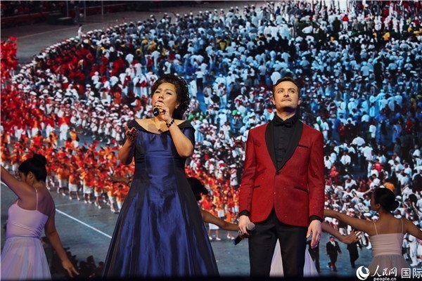 圖為中法藝術(shù)家聯(lián)袂演唱《我和你》。人民網(wǎng)記者 尚凱元攝