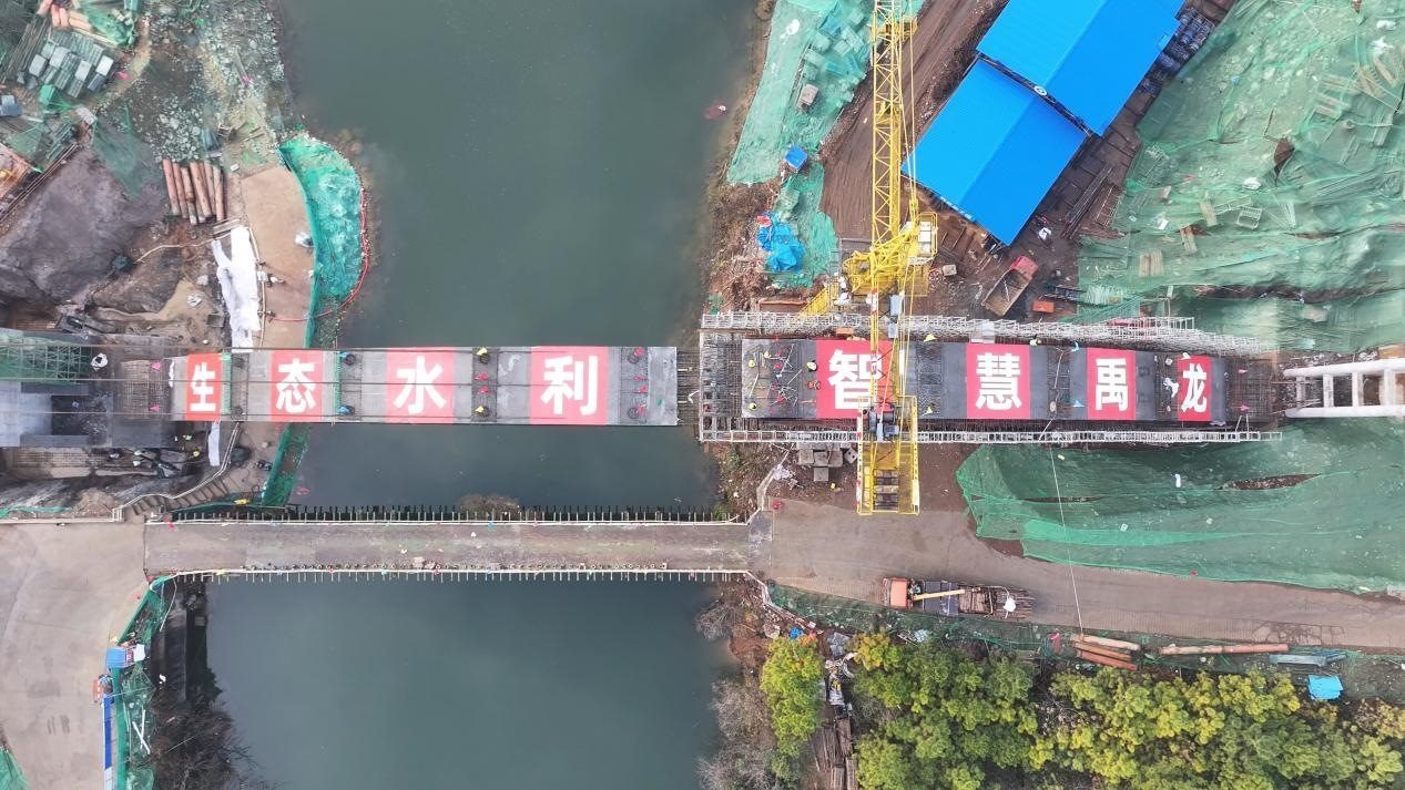 漳河灌區(qū)響水洞渡槽轉(zhuǎn)體合龍。受訪者供圖