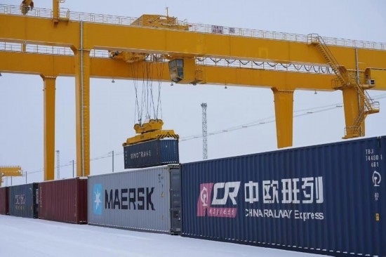 霍爾果斯口岸鐵路換裝場(chǎng)內(nèi)正在進(jìn)行集裝箱換裝作業(yè)。（受訪單位供圖）