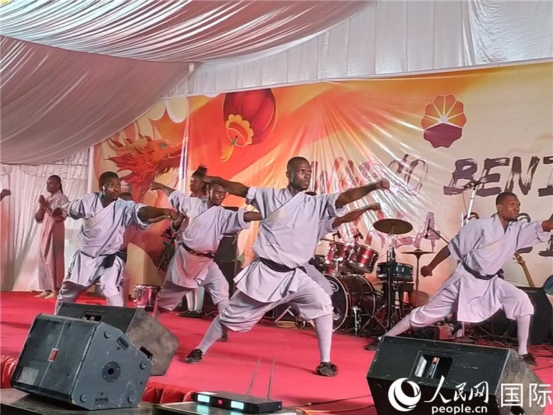貝寧中國文化中心武術(shù)隊在進行表演。人民網(wǎng)記者 黃培昭攝
