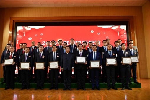 張漢暉為獲獎(jiǎng)單位和個(gè)人頒發(fā)獎(jiǎng)狀。駐俄羅斯使館供圖