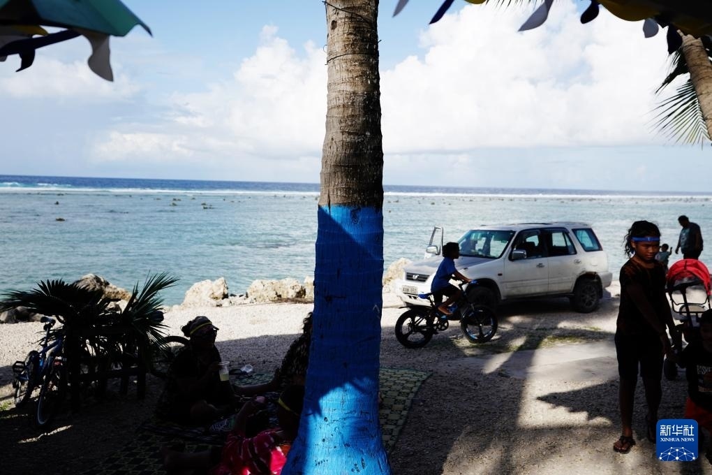 1月20日，當?shù)厝嗽阼斠惶幒┬蓍e娛樂。新華社記者 王申 攝