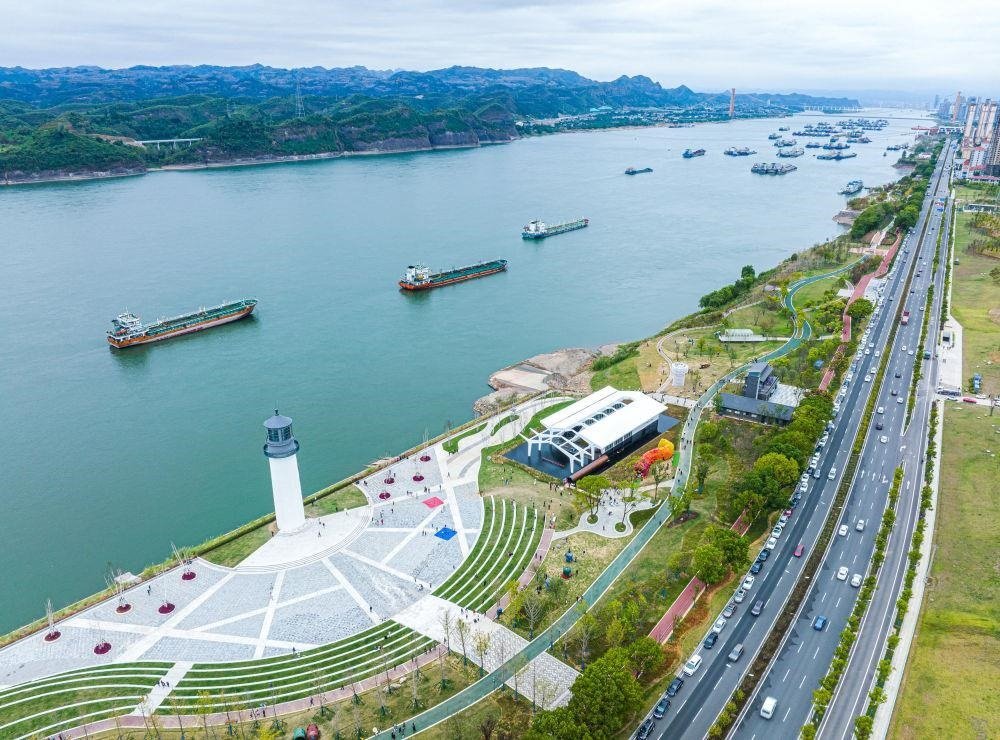 △湖北宜昌市濱江公園燈塔廣場(chǎng)。該廣場(chǎng)是在實(shí)施岸線復(fù)綠等綜合措施后，由老舊碼頭改造而成。