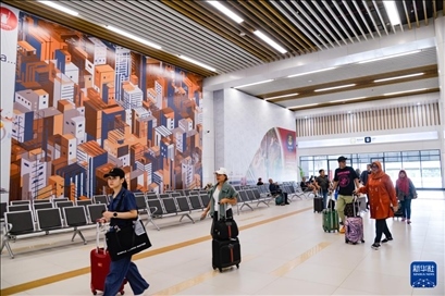 1月24日，在印度尼西亞雅加達(dá)哈利姆站，乘客在候車大廳內(nèi)行走。新華社記者 徐欽 攝