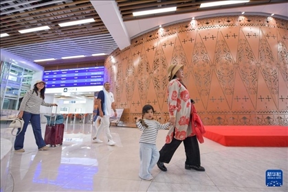 1月24日，在印度尼西亞雅加達(dá)哈利姆站，乘客在候車大廳內(nèi)行走。新華社記者 徐欽 攝