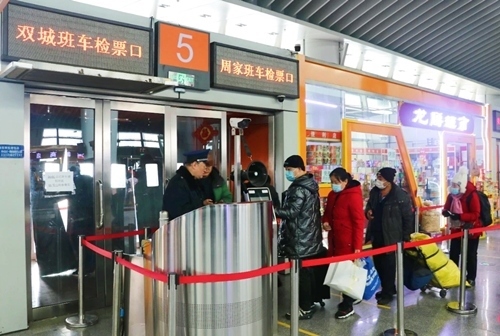 哈西公路客運站內(nèi)旅客檢票排隊上車。黑龍江省交通運輸廳供圖