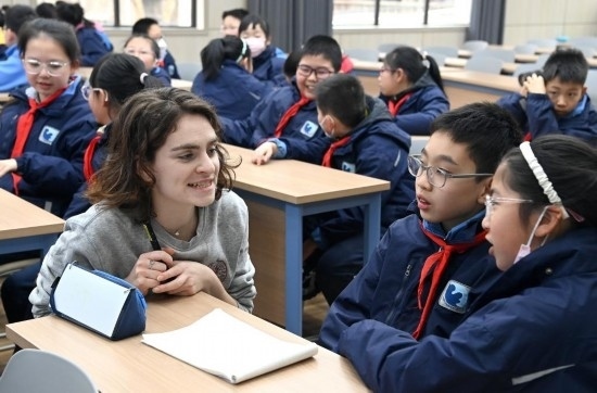  2023年12月18日，在西安新城區(qū)后宰門(mén)小學(xué)進(jìn)行的中法校園文化周法語(yǔ)語(yǔ)言沙龍上，西安法語(yǔ)聯(lián)盟的老師與學(xué)生進(jìn)行互動(dòng)。新華社記者 劉瀟 攝