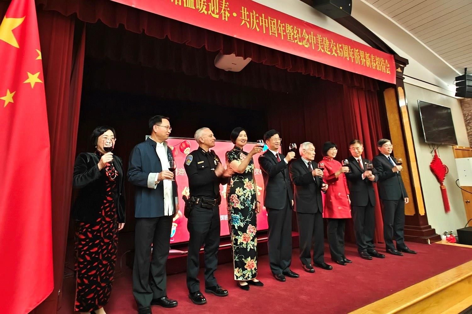 僑胞代表與駐舊金山總領(lǐng)館官員合影。主辦方供圖